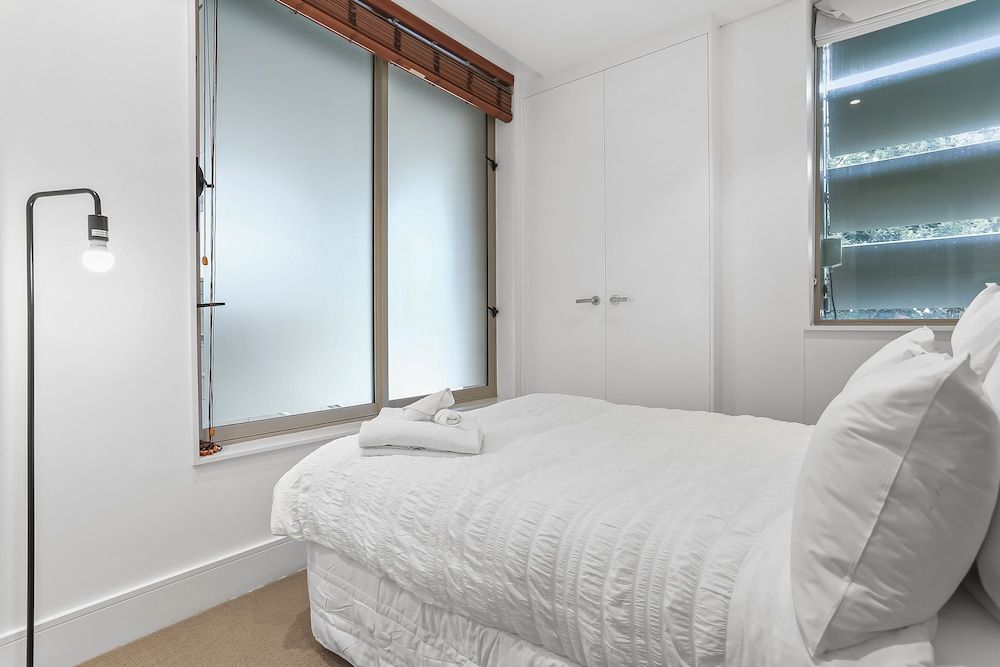 undefined Elegant stunning marina views 4