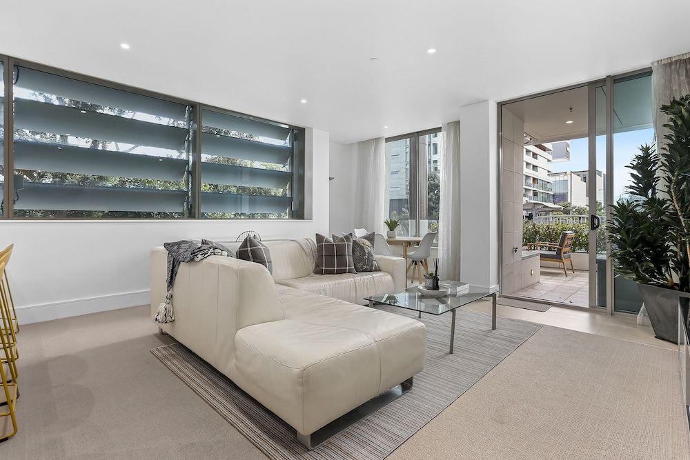 undefined Elegant stunning marina views 10