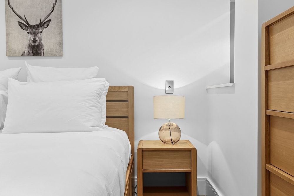 undefined Elegant stunning marina views 5