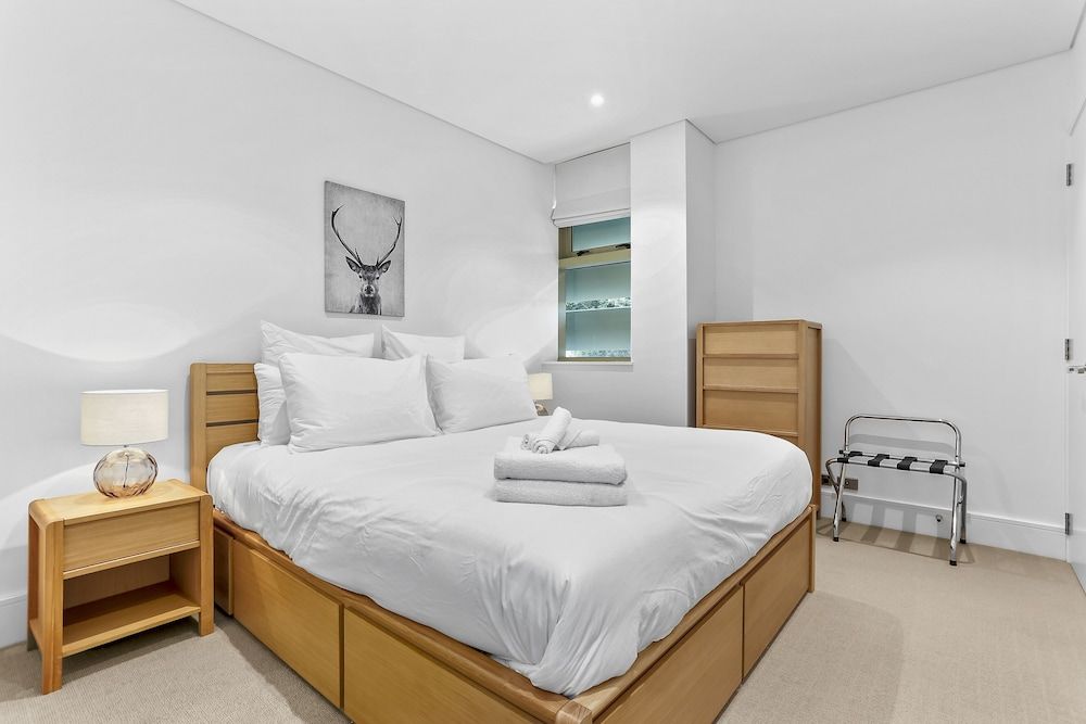 undefined Elegant stunning marina views 3