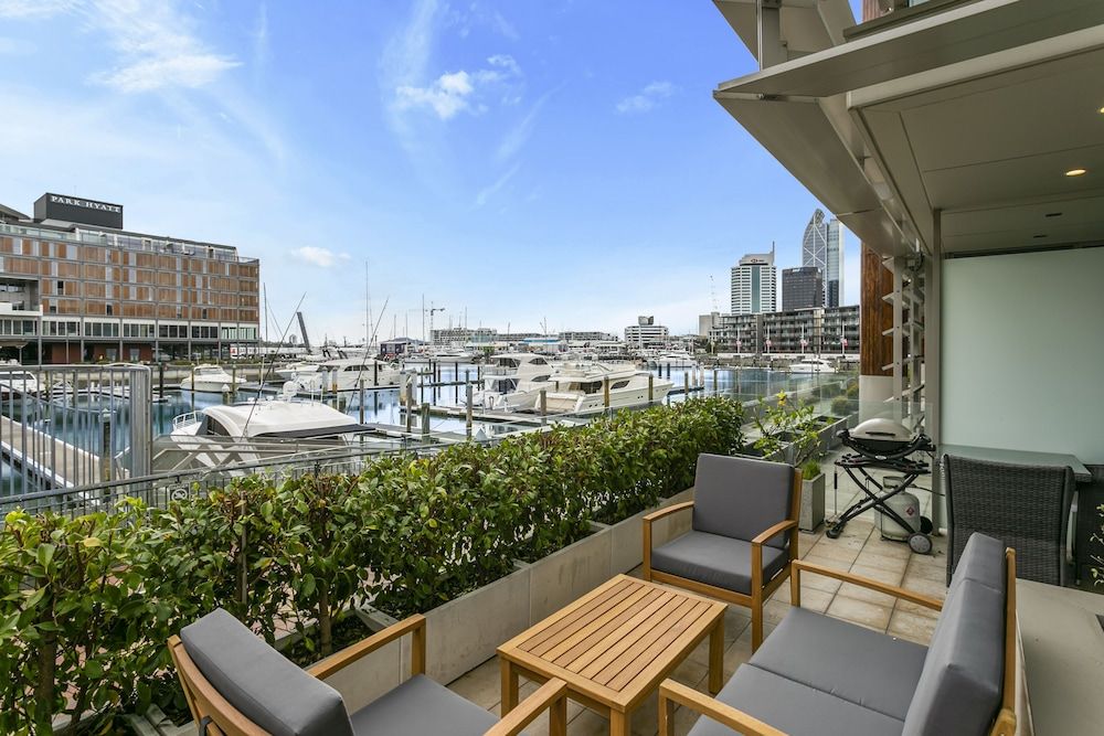 Elegant stunning marina views Deluxe Apartment 2