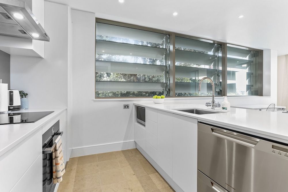 undefined Elegant stunning marina views 7