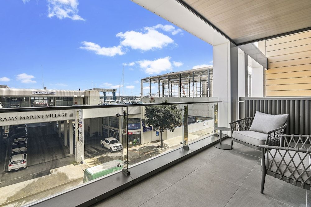 Chic contemporary in Wynyard Quarter Deluxe Apartment 14