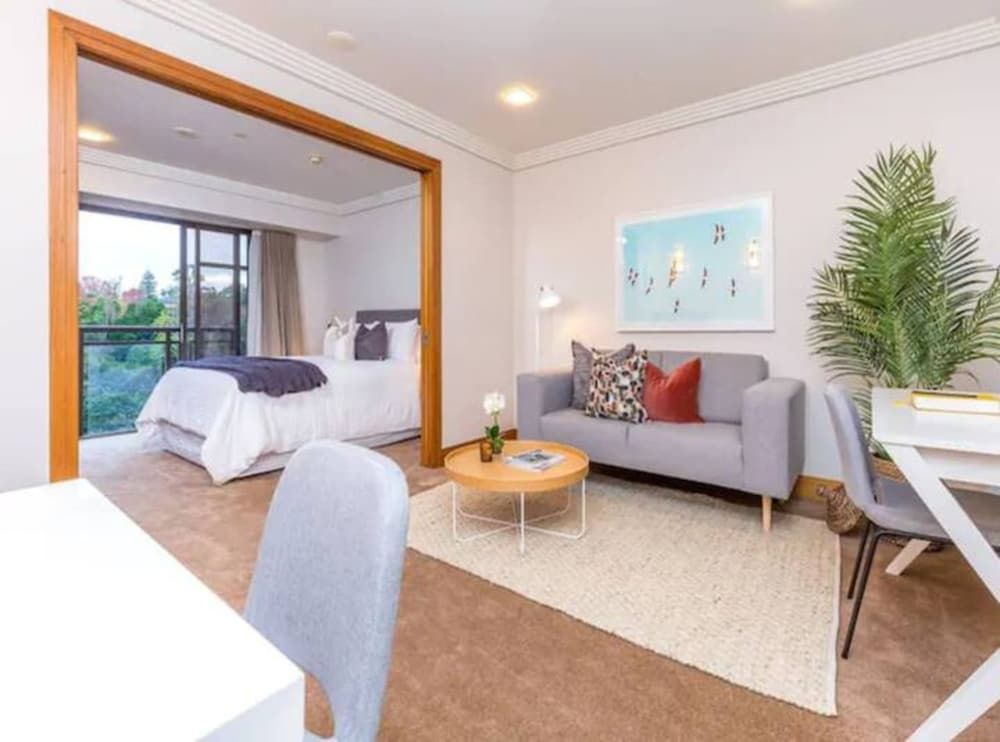 undefined Stylish Central City Apartment With  Pool & Gym 6