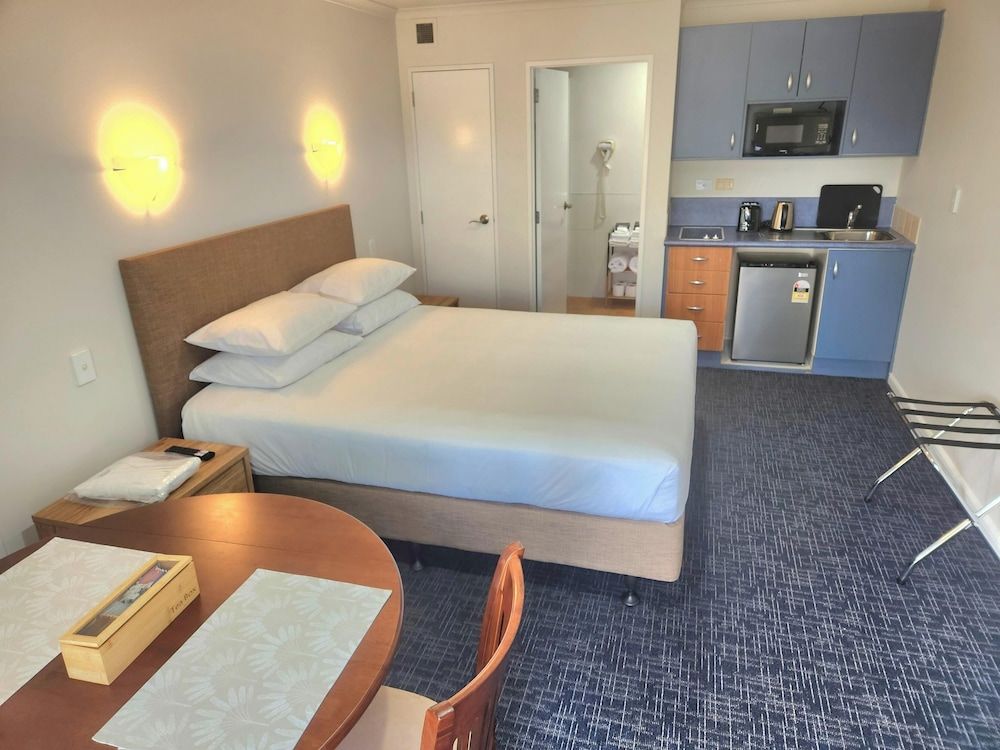 Botany Palms Motel Deluxe Studio Suite 4