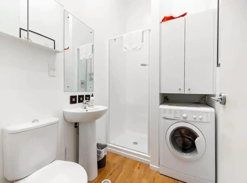 undefined Lovely 1-Bedroom Apartment On Queen Street! 6