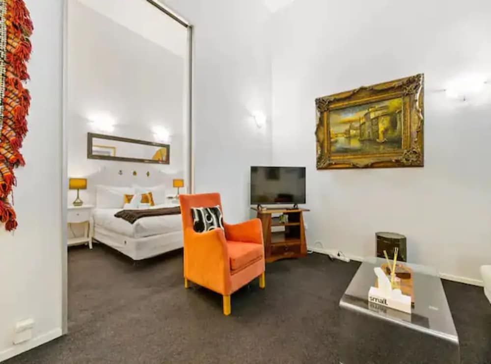 undefined Lovely 1-Bedroom Apartment On Queen Street! 2