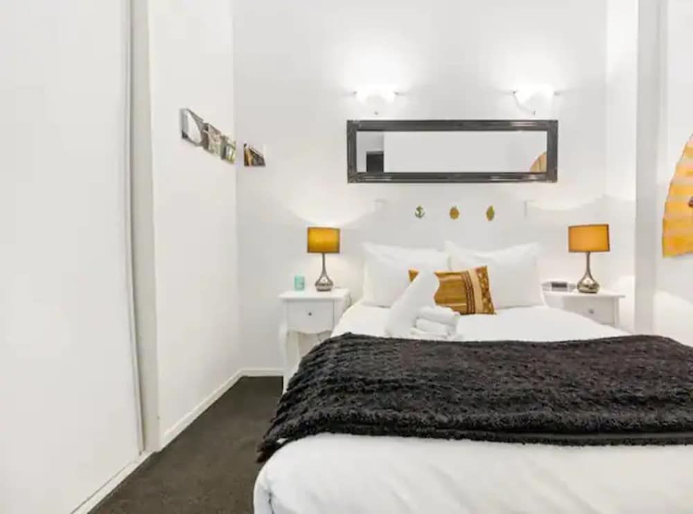 undefined Lovely 1-Bedroom Apartment On Queen Street! 3
