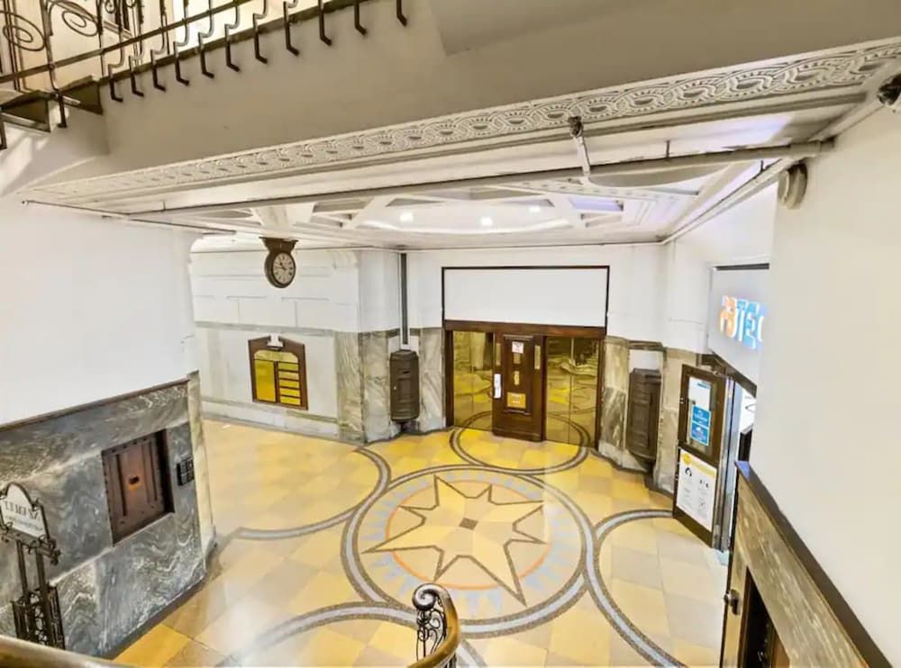 undefined Lovely 1-Bedroom Apartment On Queen Street!