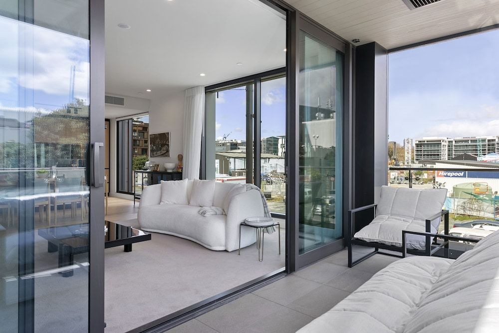 Modern & elegant living Wynyard Quarter Deluxe Apartment 10