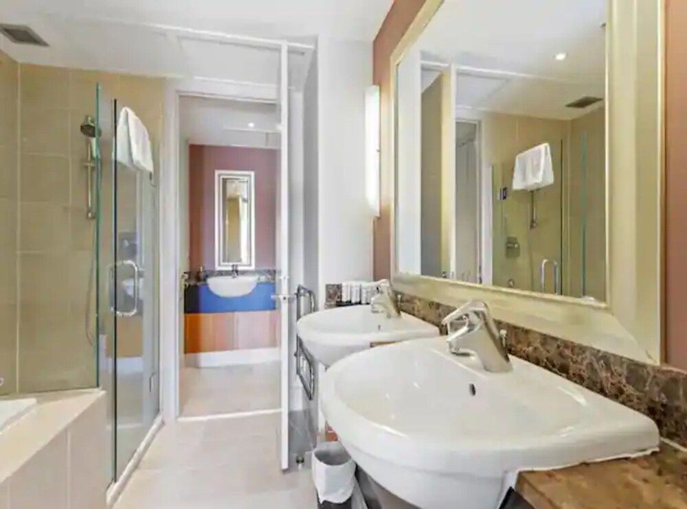 undefined Stunning Central Viaduct Apartment With Balcony! 6