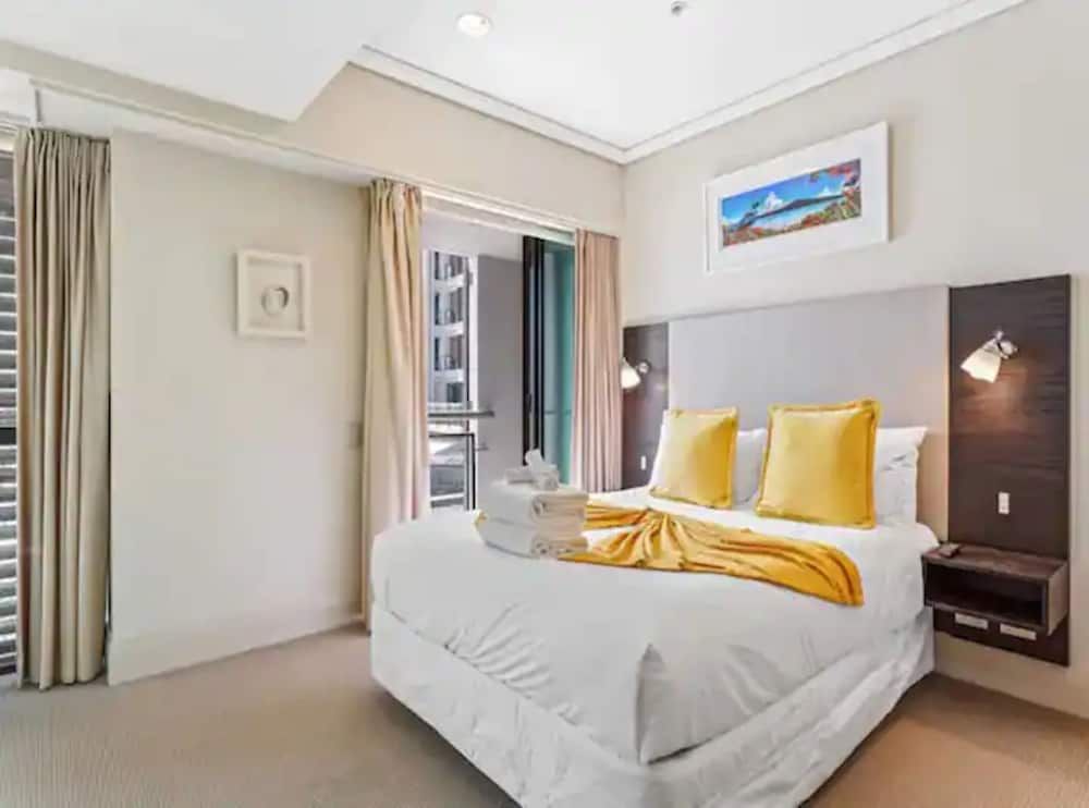 undefined Stunning Central Viaduct Apartment With Balcony! 2