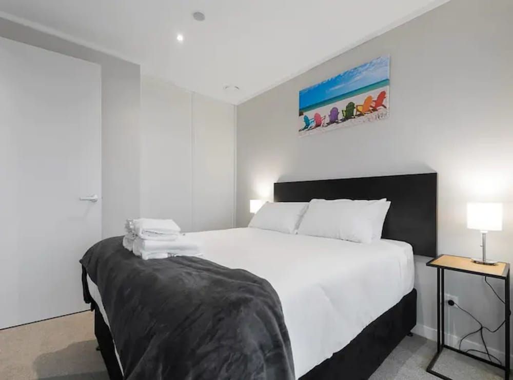 undefined Great Location! Modern Cbd Apartment With Study 3