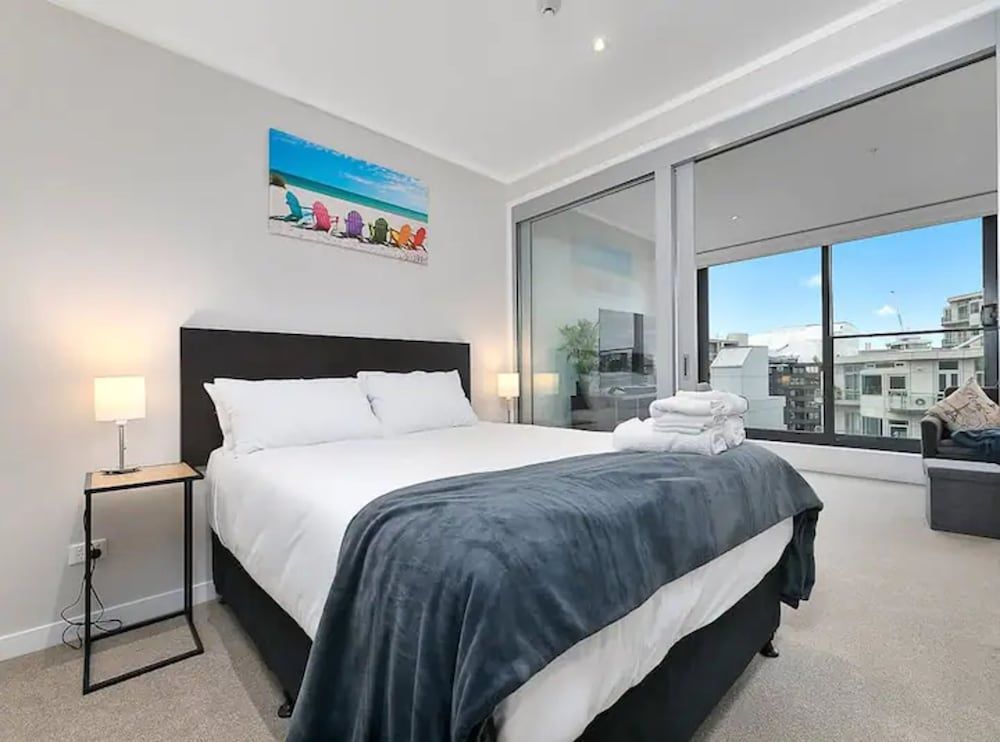 undefined Great Location! Modern Cbd Apartment With Study 2