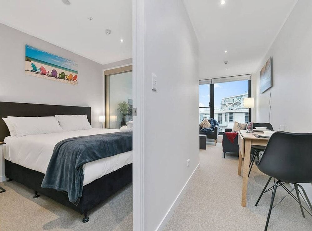 undefined Great Location! Modern Cbd Apartment With Study 4