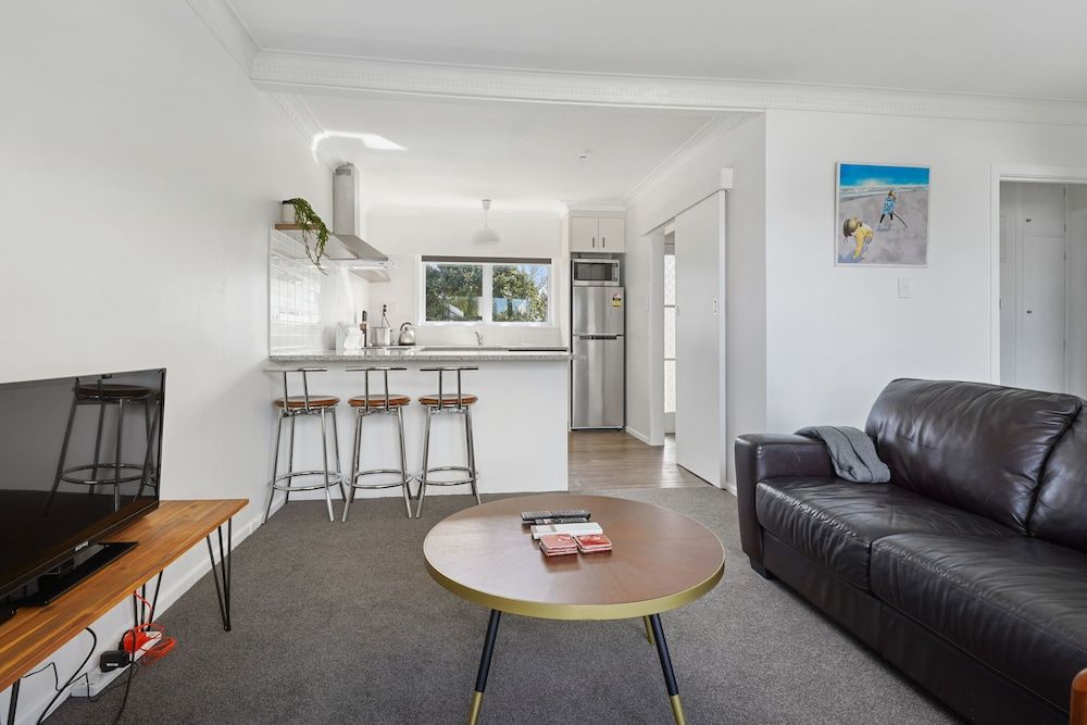 Renovated Takapuna 2BR Apt - Parking Apartment 17