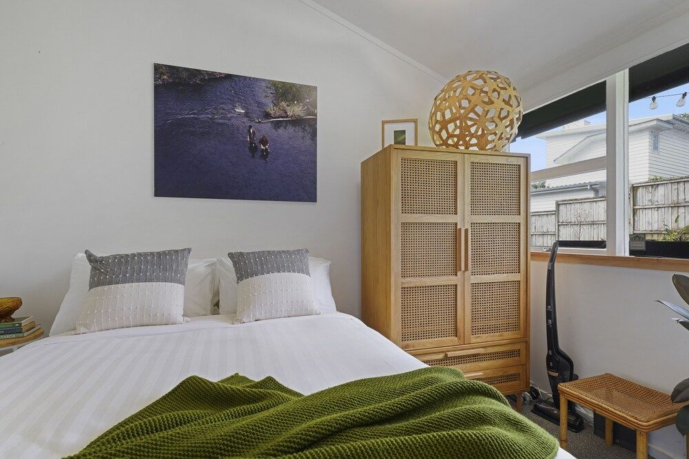 undefined Central Quiet 2BR Apt -  Wifi -  Parking 5