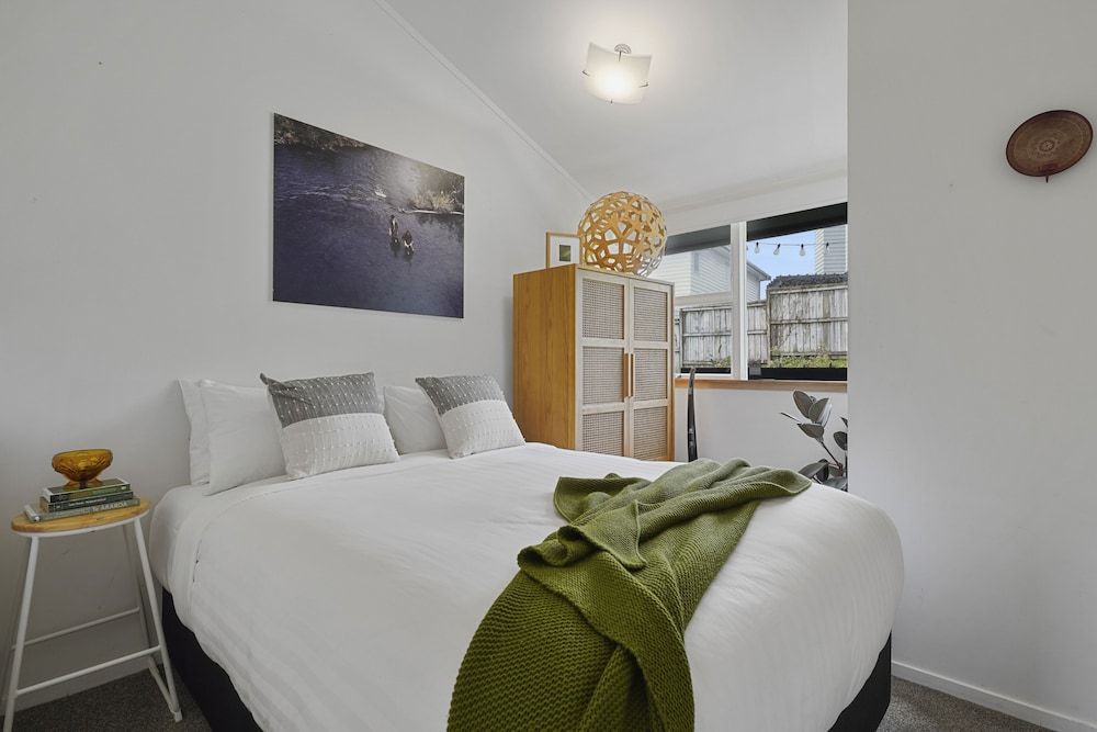 undefined Central Quiet 2BR Apt -  Wifi -  Parking 6