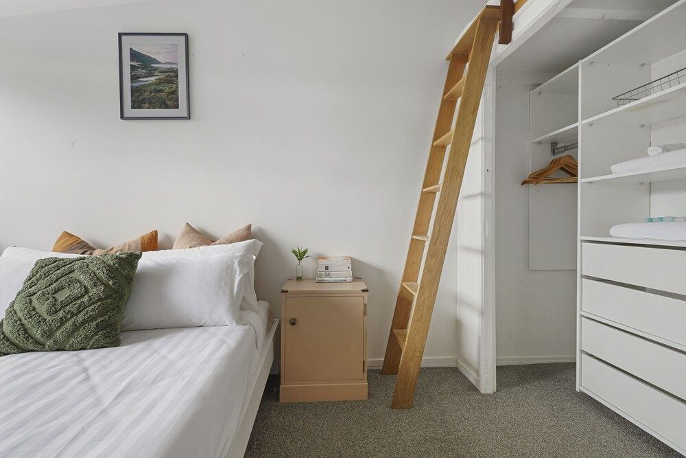 undefined Central Quiet 2BR Apt -  Wifi -  Parking 4