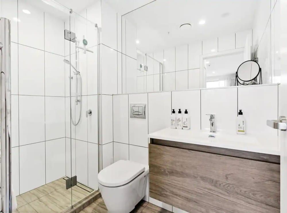 undefined Convenient Modern 2-Bedroom Unit With Free Parking 6