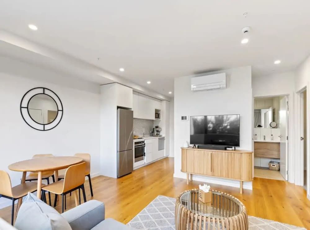 undefined Convenient Modern 2-Bedroom Unit With Free Parking 8