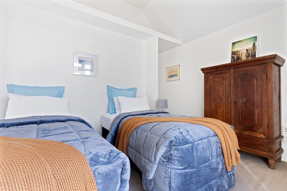 undefined CBD Spacious 3 Storey Terrace House 4