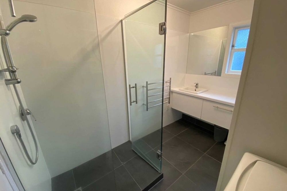 undefined Lovely 2 Bedroom Apartment in Quiet Parnell 9