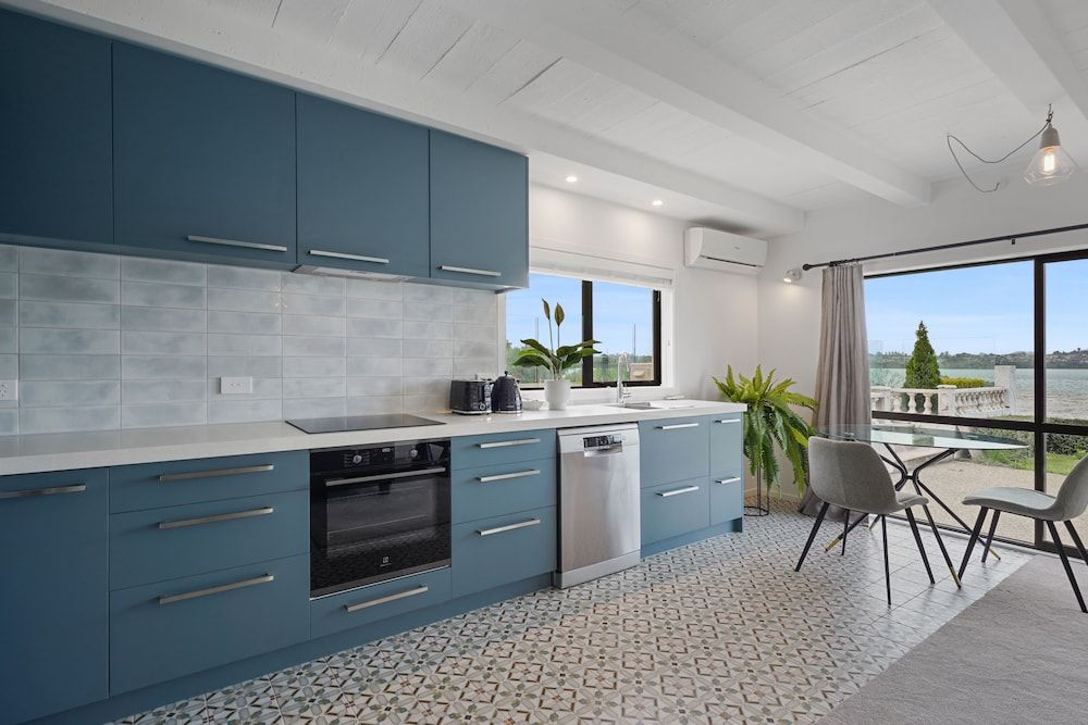 undefined Magnificent Beachfront Mansion - Pool 10