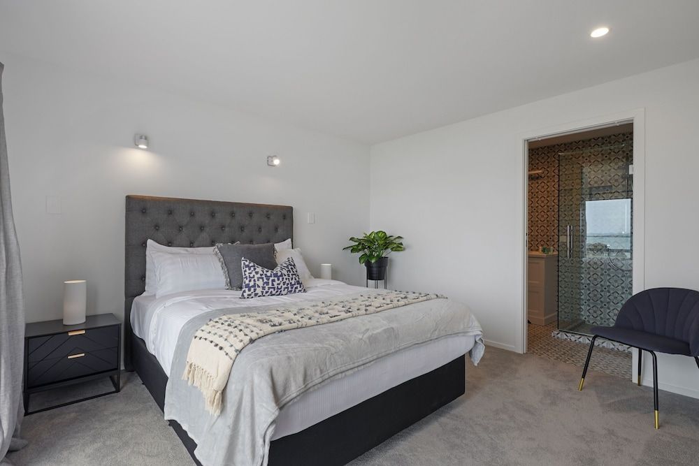 Magnificent Beachfront Mansion - Pool House 2