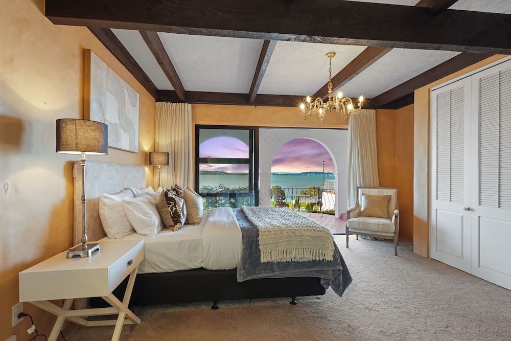 Magnificent Beachfront Mansion - Pool House 7