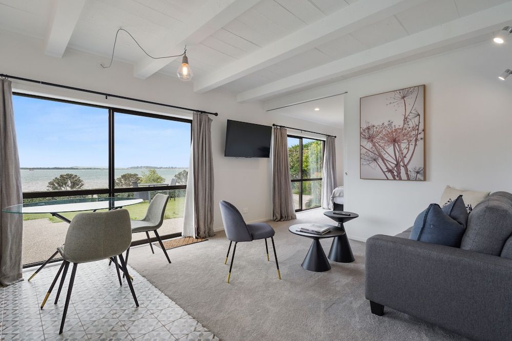 Magnificent Beachfront Mansion - Pool House 25