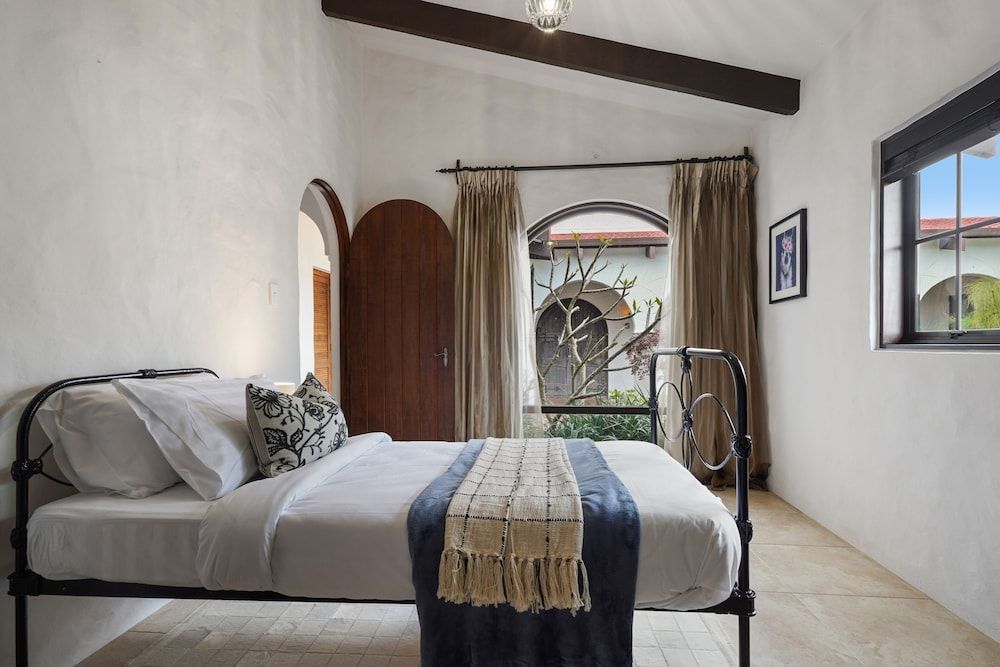 Magnificent Beachfront Mansion - Pool House 4