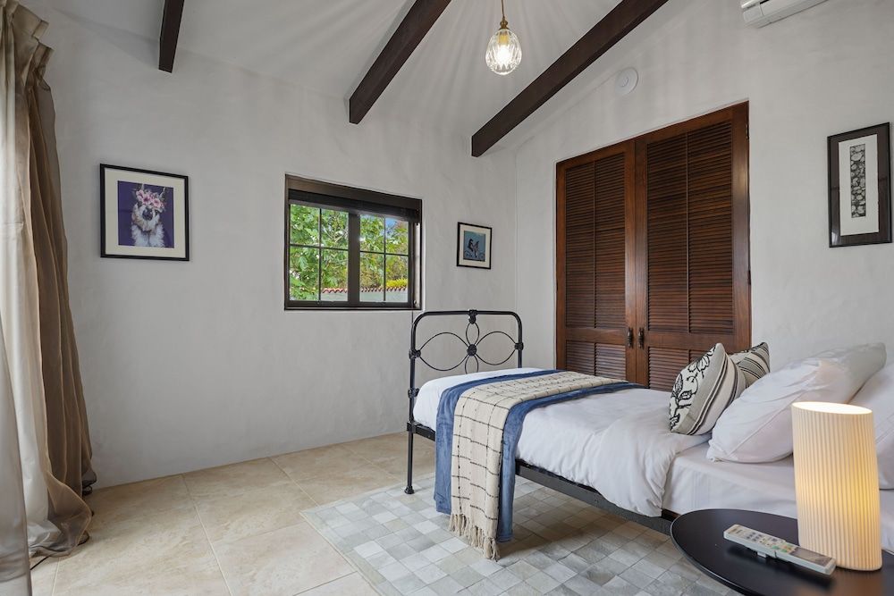 Magnificent Beachfront Mansion - Pool House