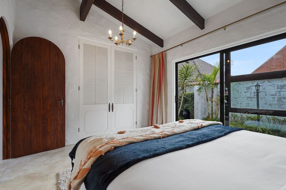 Magnificent Beachfront Mansion - Pool House 10