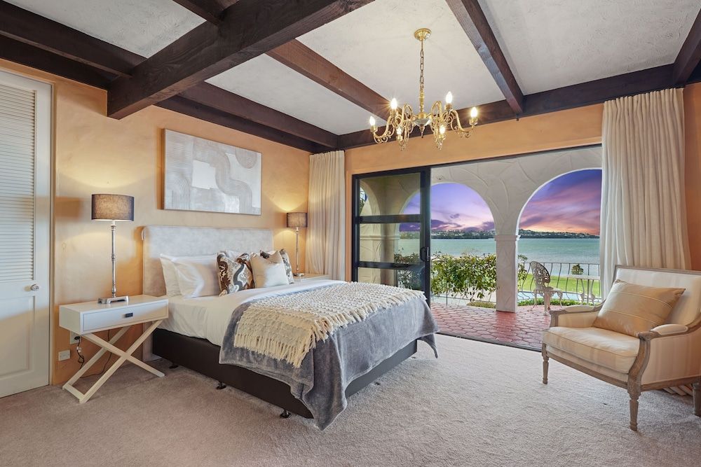 Magnificent Beachfront Mansion - Pool House 12