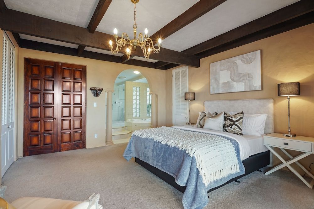 Magnificent Beachfront Mansion - Pool House 11