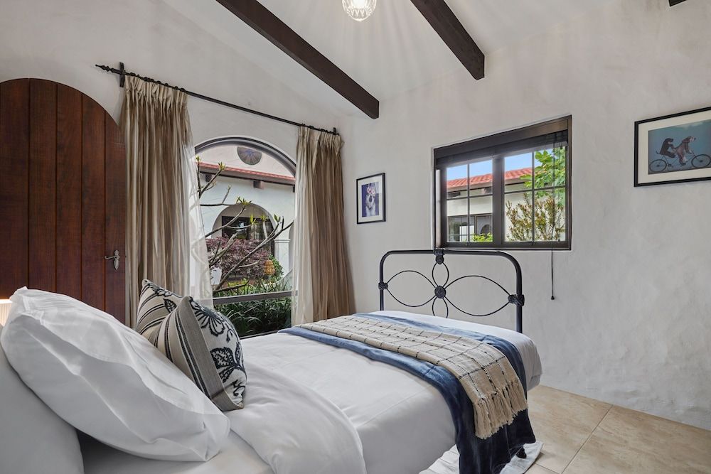 Magnificent Beachfront Mansion - Pool House 6