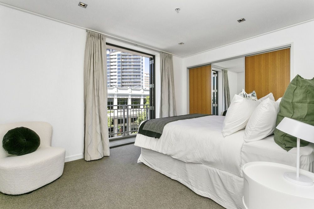 undefined Spacious viaduct sancturary 4