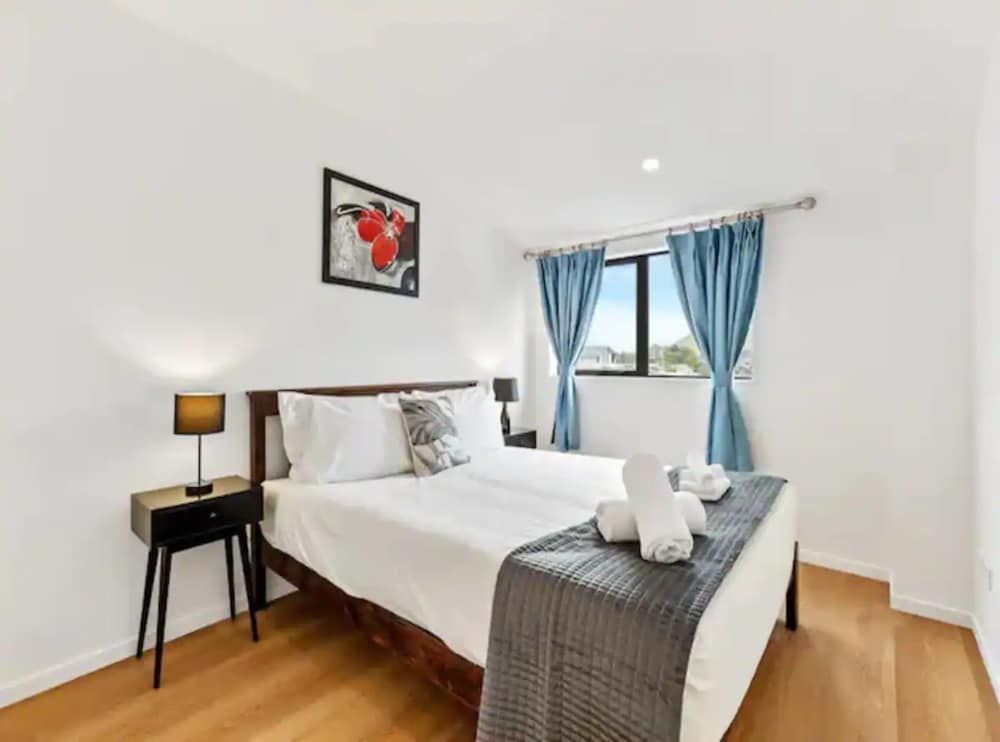 undefined Stunning Three Bedroom Townhouse With Free Parking 2