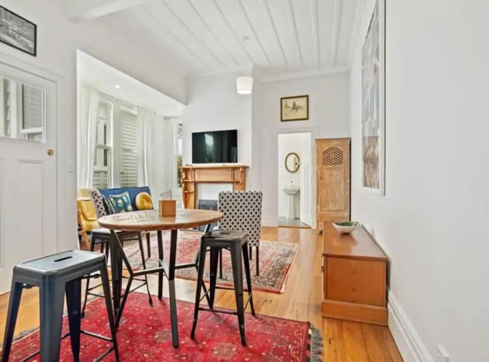 undefined Cheerful 1 Bedroom Home With Free Parking 5