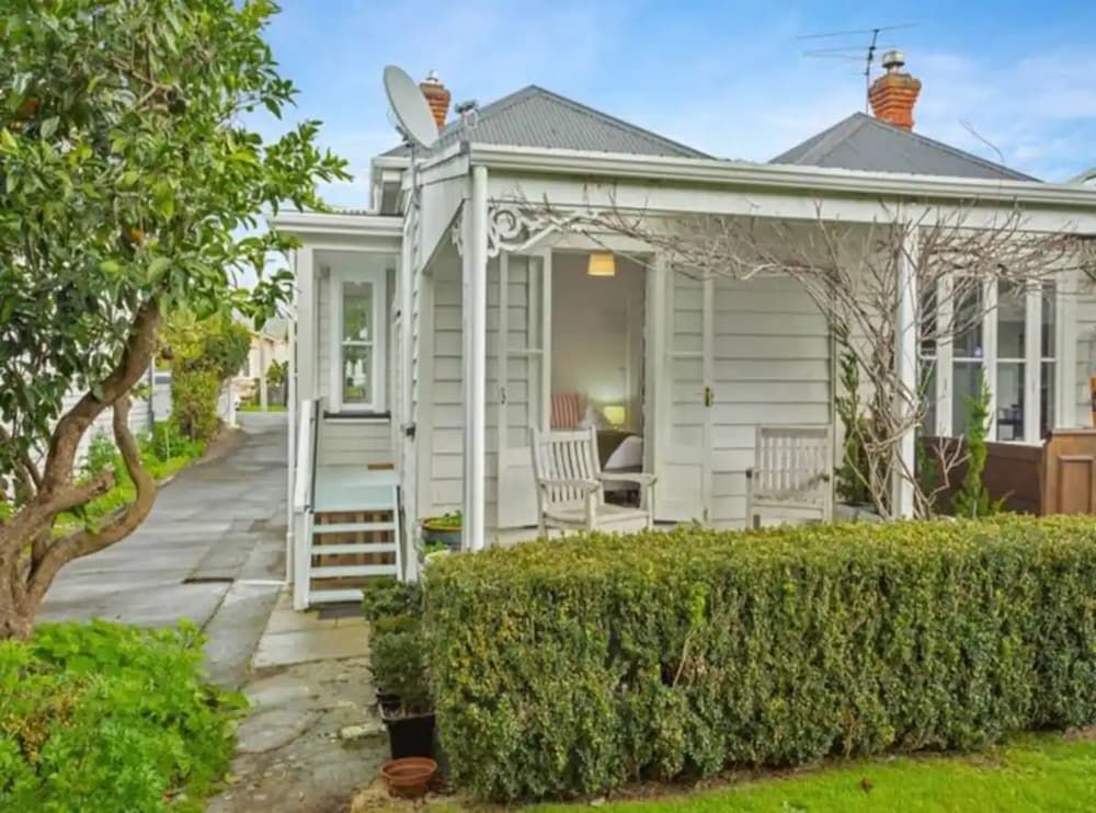 undefined Cheerful 1 Bedroom Home With Free Parking 2