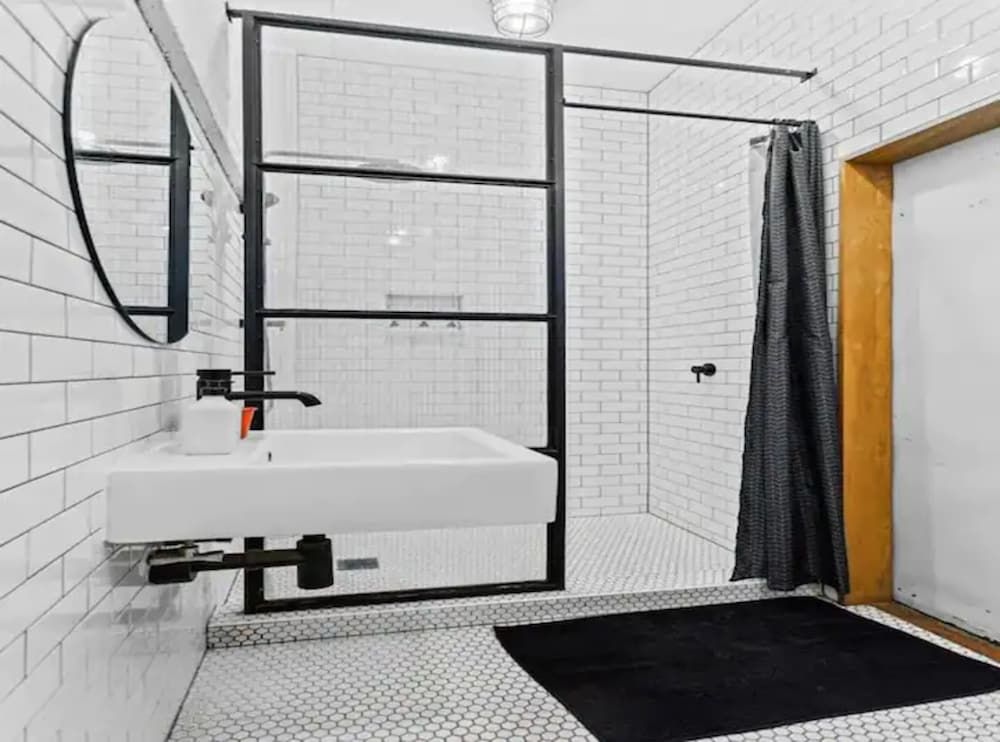 undefined Unique Industrial-Style Apartment In Auckland 7