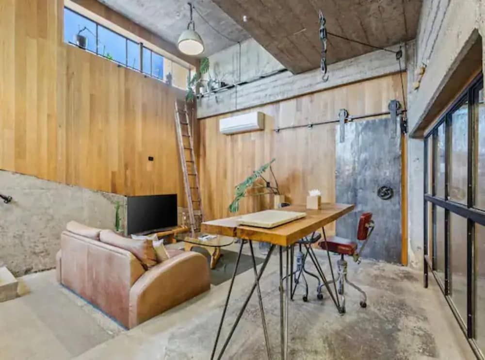 undefined Unique Industrial-Style Apartment In Auckland 6