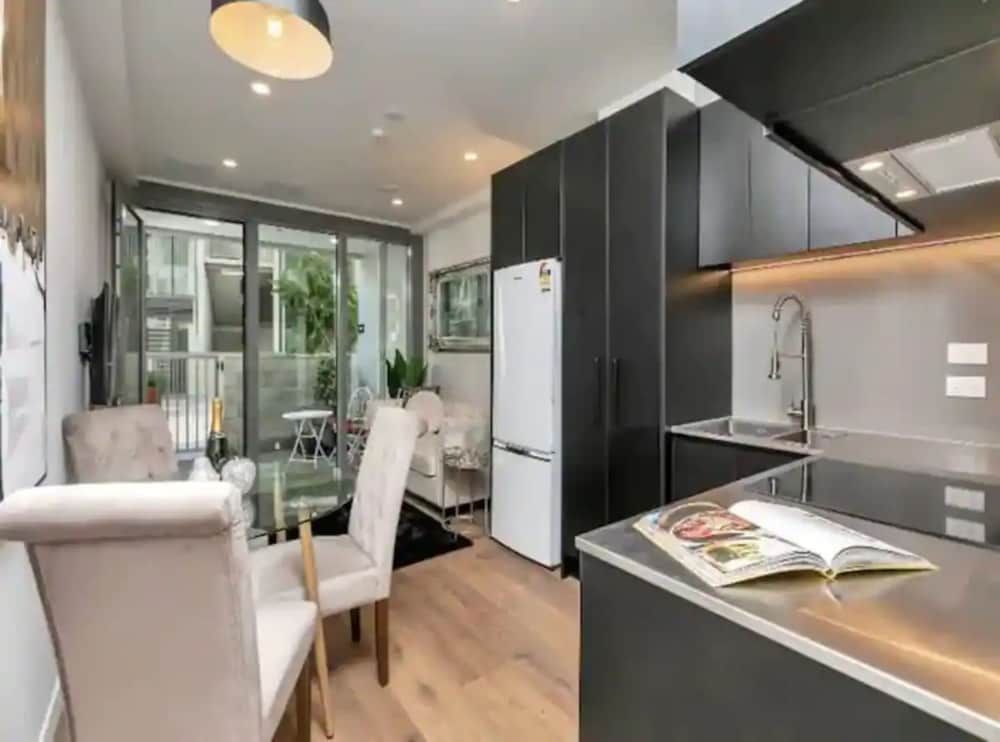 undefined Stylish 1 Bedroom With Office Area Plus Parking! 5