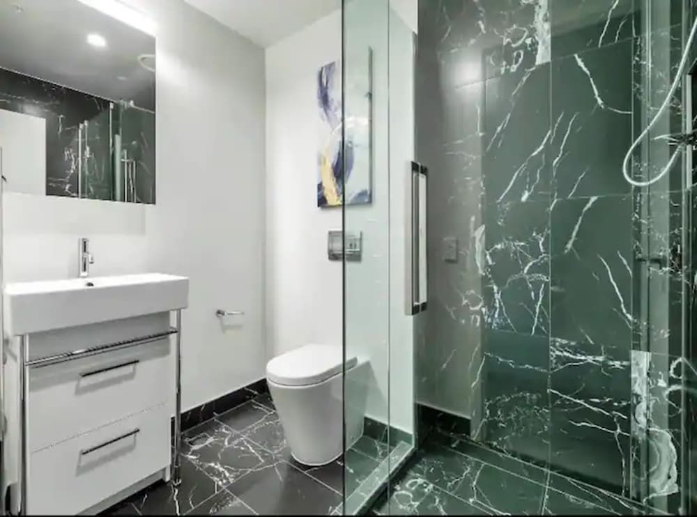 undefined Stylish 1 Bedroom With Office Area Plus Parking! 7