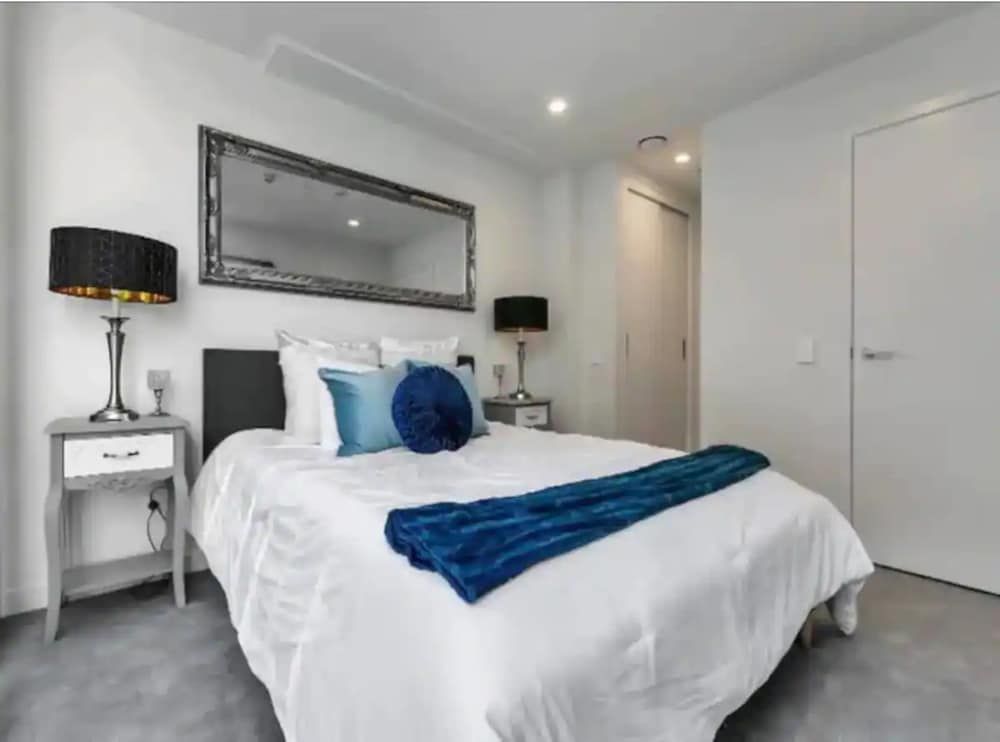 undefined Stylish 1 Bedroom With Office Area Plus Parking! 4