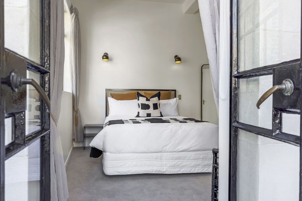 undefined Elegant Living in the City 2