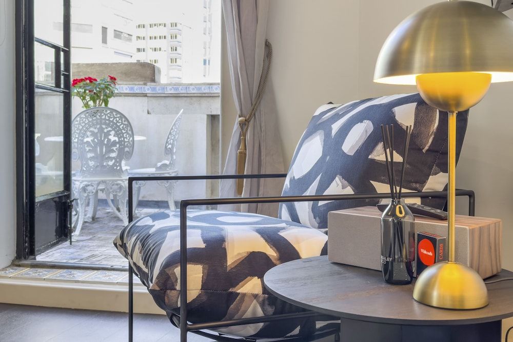 Elegant Living in the City Deluxe Apartment 8