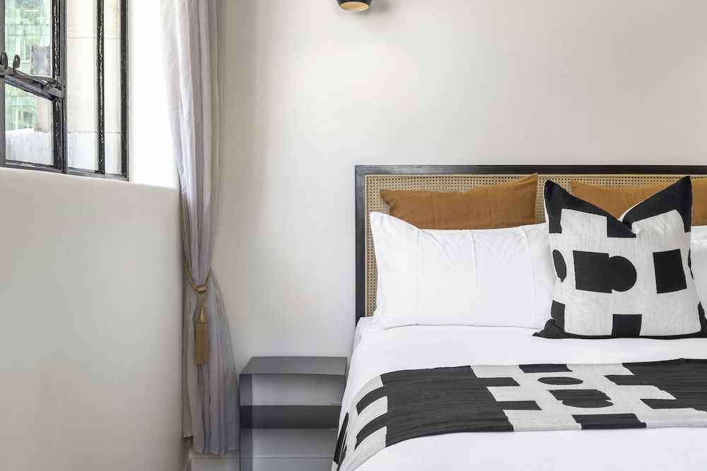 undefined Elegant Living in the City 4