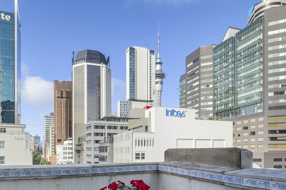 Elegant Living in the City Deluxe Apartment 11